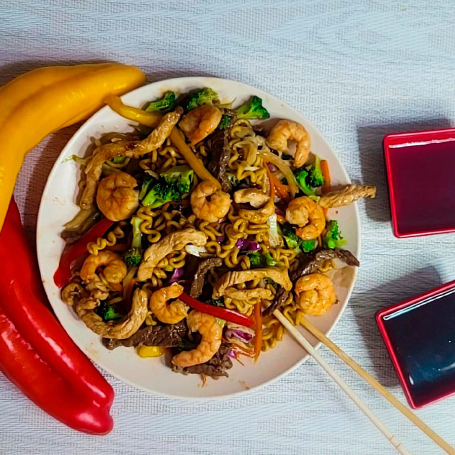 Prepare-se para uma incrível experiência gastronômica com o nosso Yakisoba. Este prato é preparado com legumes frescos e a mais fina seleção de proteínas, proporcionando uma combinação harmoniosa de sabores agridoces e texturas crocantes. Os legumes 'al dente' adicionam um toque de frescor, e tudo é preparado na hora, garantindo que você desfrute do melhor que o sabor tem a oferecer. Pode acreditar, este é, verdadeiramente, o melhor Yakisoba que você terá o prazer de saborear.