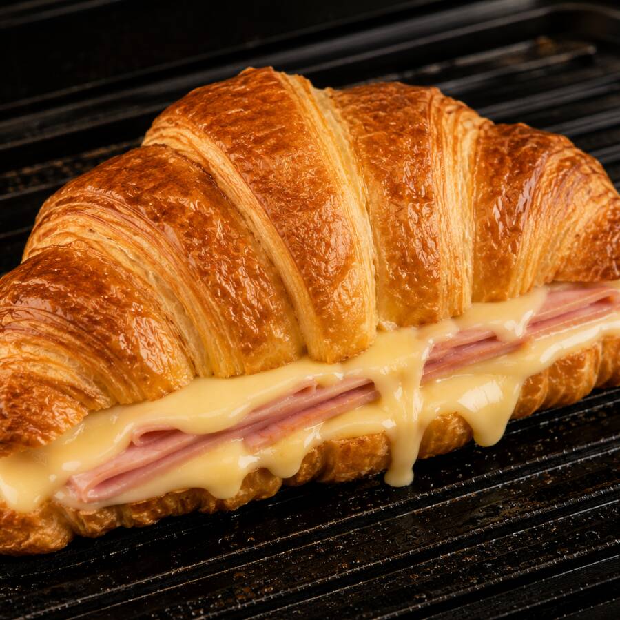 Croissant, requeijão, queijo mussarela e presunto.