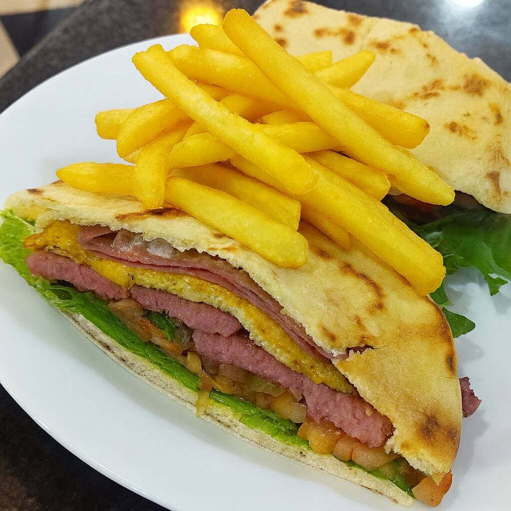 Pão sírio, salada, cebola assada no shoyu, molho especial da casa, calabresa, queijo e porção de batata frita.