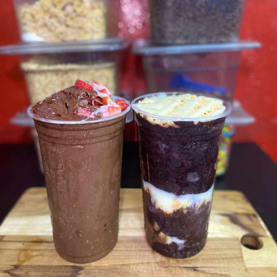 O equilíbrio perfeito pra dividir… ou não 1 Açaí 550ml Tradicional (com 3 adicionais) 1 Açaí 500ml Trufado (super recheado e cremoso) O tradicional que você já ama + o trufado irresistível Combinação perfeita de leveza + intensidade Ideal pra casal, amigos ou pra quem quer provar o melhor dos dois mundos!