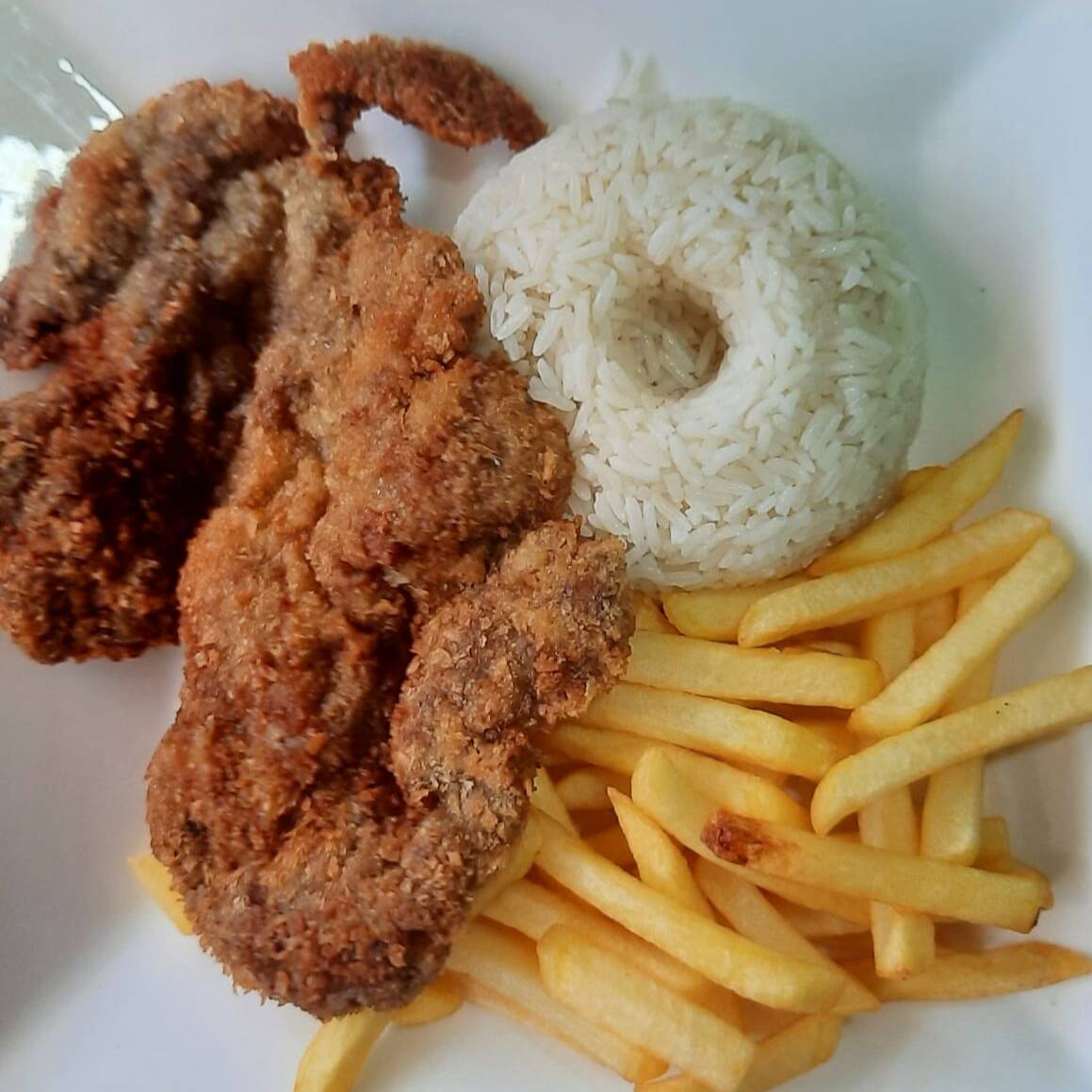 Milanesa de Carne con arroz y papas fritas