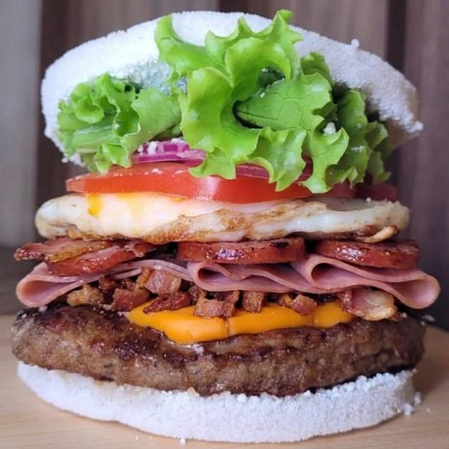 Suculenta carne de picanha(90g)cheddar cremoso,ovo,presunto,calabresa,bacon,tomate,alface e cebola roxa.Montado na massa da tapioca.