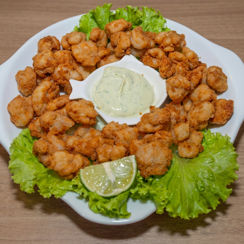Porção de isca de peixe. Acompanha. Limão e maionese.