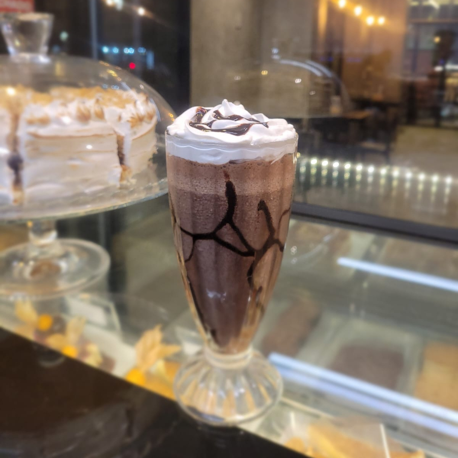 chocolate, creme de avelã, cacau em pó e leite, finalizado com chantilly