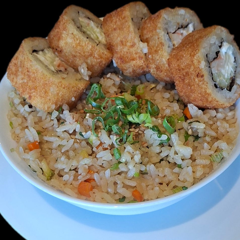 Arroz frito acompañado de medio sushi empanzado