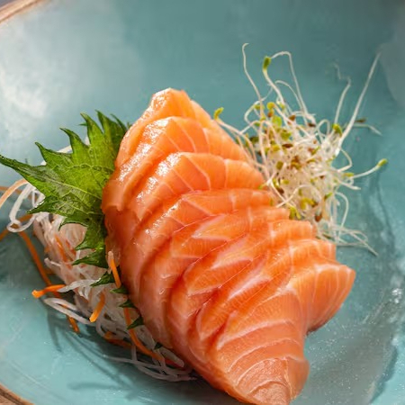 Delicie-se com o nosso Shashimi de Salmão, um prato nobre da culinária japonesa. São 8 unidades cuidadosamente cortadas, evidenciando o frescor e a qualidade excepcional do nosso salmão. Cada pedaço é uma experiência única de sabor suave e textura delicada.