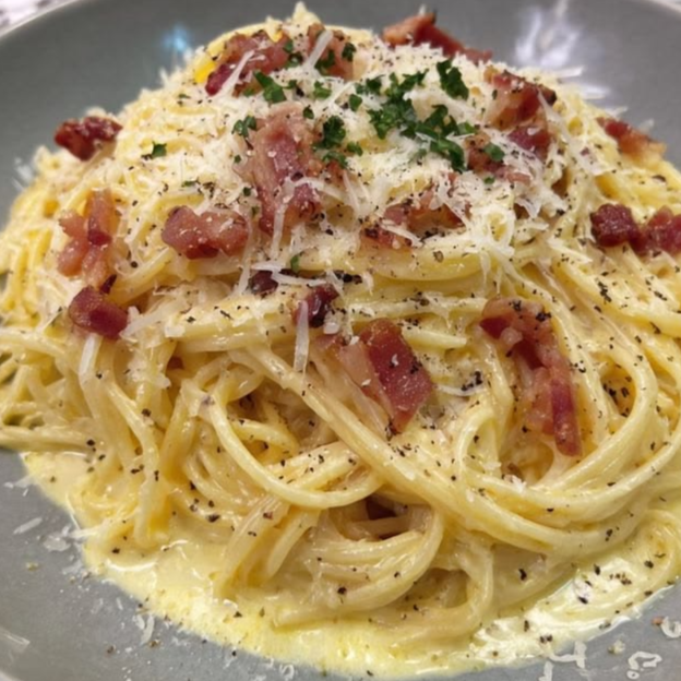 O equilíbrio perfeito entre o cremoso e o crocante. Spaghetti fresco com molho de queijo parmesão, ovos e cubos dourados de bacon. Simplesmente inesquecível.