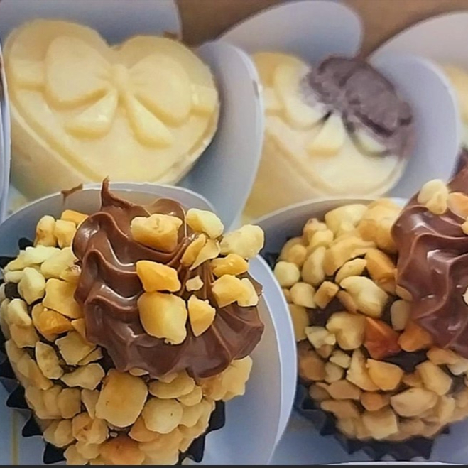 Contém 2 Brigadeiros Ferrero Rocher e 2 Brigadeiros Belga + Ninho Brigadeiro belga gourmet tradicional produzido com Cacau fino 70% e chocolate Belga Original. Enrolado com castanhas de caju e finalizado com Nutella, o creme de avelã oficial do bombom Ferrero. Brigadeiro gourmet Casadinho: Metade Belga e Metade Leite Ninho! Brigadeiro belga gourmet e Brigadeiro de Leite Ninho em formato de coração para te conquistar! Peso: 20 gramas cada um Contém 4 unidades. Importante: - Atendendo às melhores práticas de confeitaria, nosso produto é mantido semicongelado para maior frescor e qualidade.