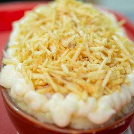 Pão Salsicha, Purê, Vinagrete, Milho, Ervilha, Ketchup, Maionese, Mostarda, Bacon e Batata Palha