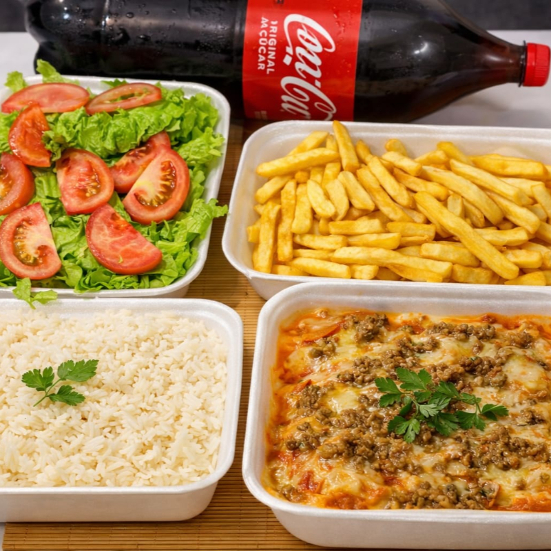 Para matar a fome da familia toda, acompanha uma porção de arroz de 600g, uma porcção de batata frita de 500g, uma porção de salada fresca e 6 panquecas da sua escolha com muito queijo + Coca-Cola 2l de cortesia
