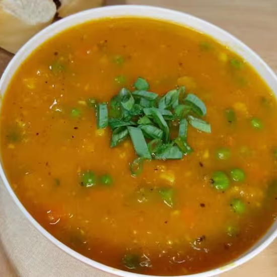 Deliciosa sopa light de abóbora Cabutiá com Shimeji Branco, sem adição de leite ou derivados. Uma sopa especial, com uma combinação perfeita e zero lactose, zero glúten. Apenas 178kcal por porção e um prato perfeito pra matar a fome com muita leveza!Excelente opção de sopa vegana também!