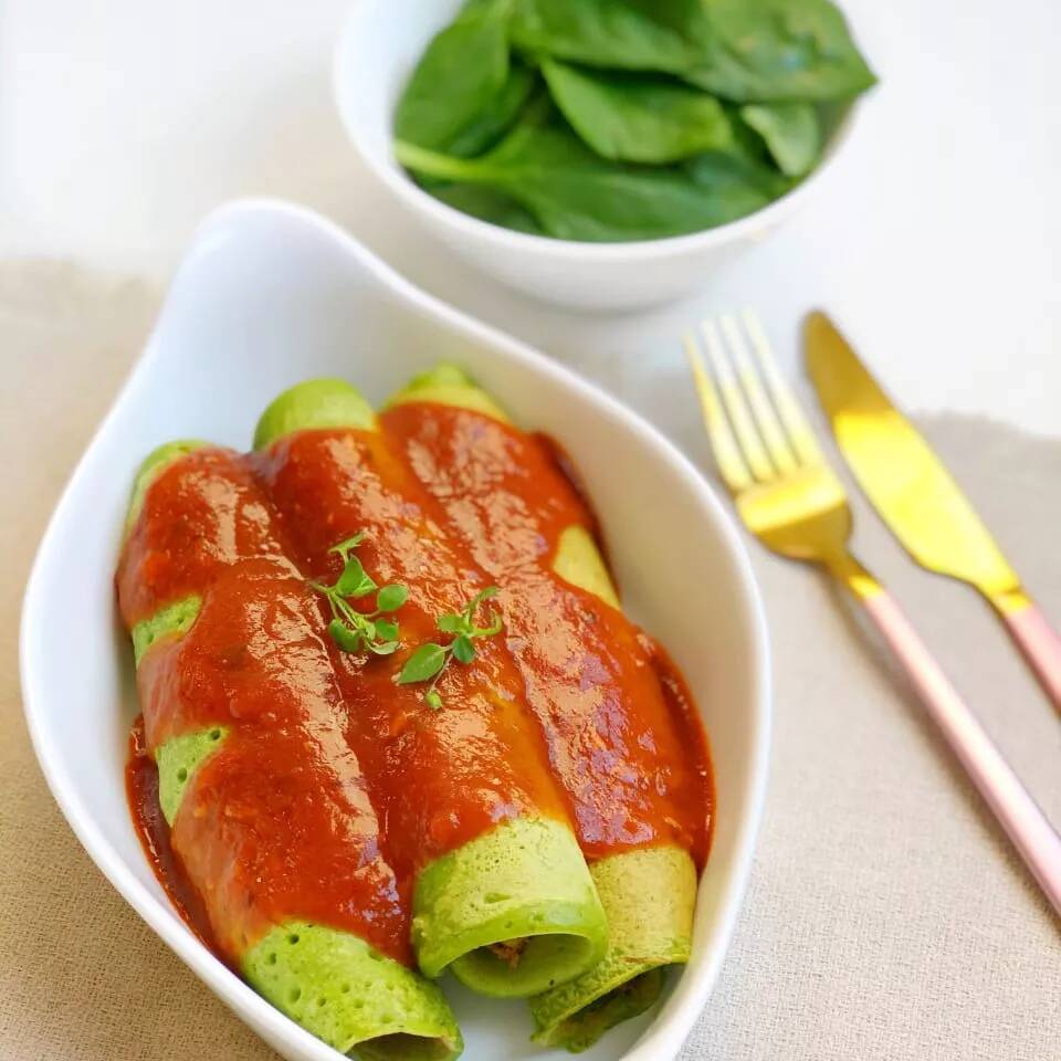Panqueca Fit de Espinafre com Frango à base de espinafre, recheada com frango desfiado e temperada na medida certa. Preparada com ingredientes de alta qualidade e finalizada com um delicado molho especial, oferece uma opção nutritiva, saborosa e equilibrada, sem abrir mão do sabor e da suculência.