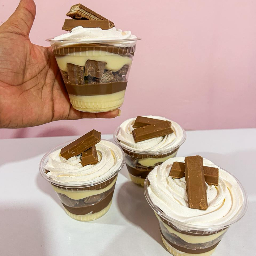 creme de ninho, chocolate, pedaços de kikat e chantilly no topo
