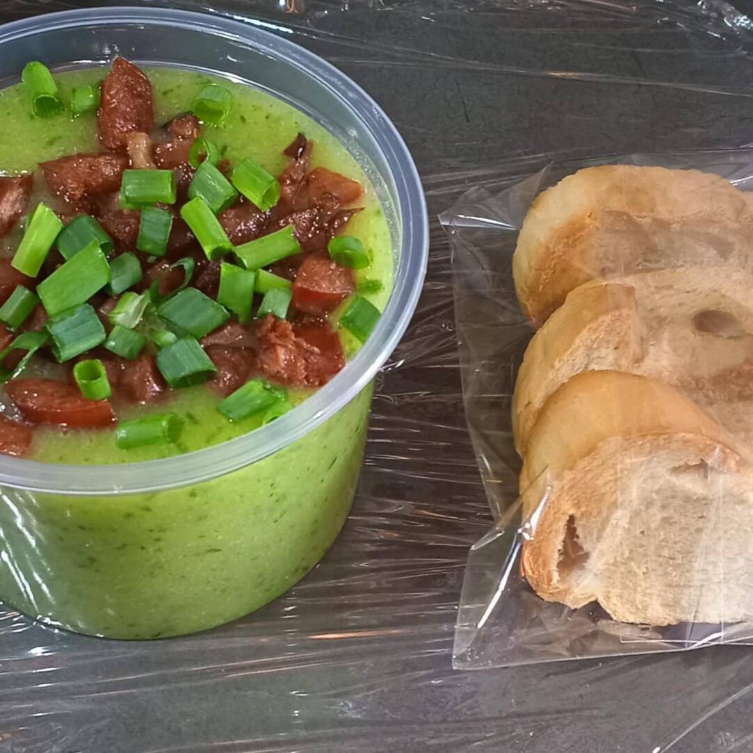Caldo de Aipim - Couve Triturada - Bacon Defumado - Calabresa e Cebolinhas.
Acompanha Torradas e Torresmo Enviados Separadamente.