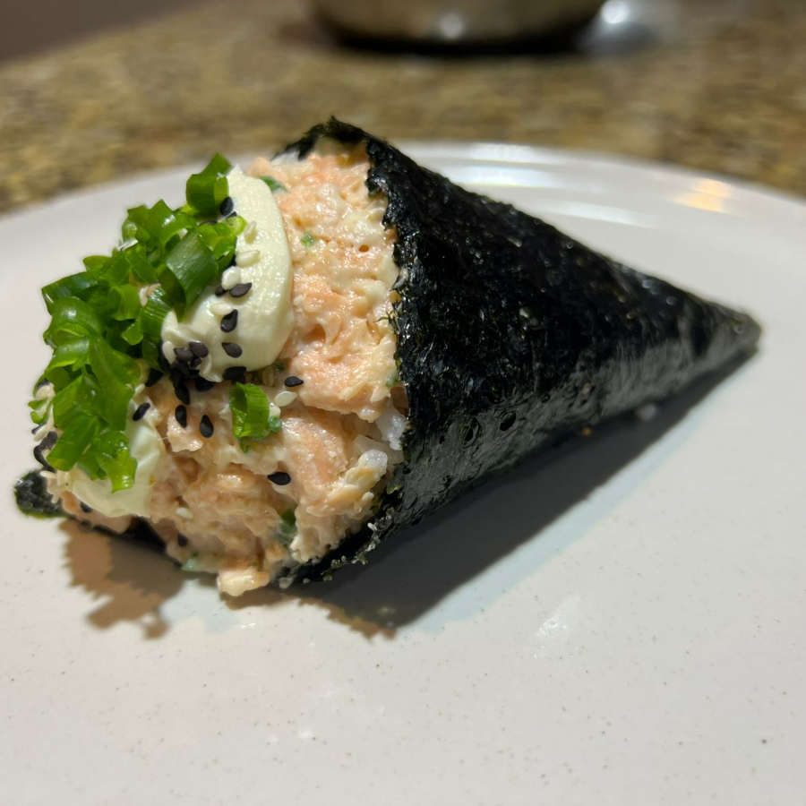 temaki salmão grelhado com cream cheese e cebolinha.