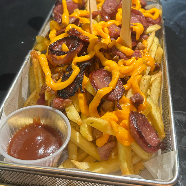 400g de batata, bacon, calabresa e cheddar.
