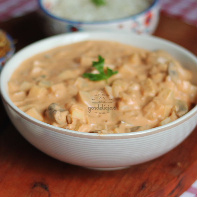 Descubra o sabor sofisticado do nosso "Strogonoff de Cogumelos", uma opção vegetariana irresistível da nossa categoria "Pratos à La Carte". Esta delicia é lentamente cozida até a perfeição, resultando em um molho cremoso e rico que envolve cada pedaço de cogumelo. O prato é generosamente servido com arroz branco, perfeitamente cozido e batatas fritas crocantes e douradas. Um prato equilibrado e saboroso que promete ser uma experiência gastronômica insquecívcel.