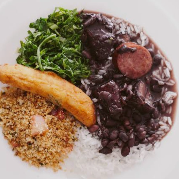 Arroz, feijoada, farofa e couve . ( Mas armitex aproximadamente 400g serve uma pessoa.)