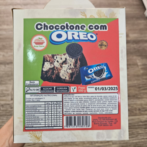 Ingredientes: farinha de trigo com ferro e ácido fólico, gotas de chocolate, açúcar, cacau em pó, óleo vegetal, glucose, amido, emulsificante lecitina de soja (Ins322), estabilizante mono e digliceridios de ácido graxos (Ins471), aromatizantes, corante natural beta caroteno, proteína de cálcio (Ins282). Cobertura: áçucar, gordura vegetal, cacau em pó, emulsificante lecitina e poliglicerol polirricinoleato, aromatizante. Recheio: áçúcar, gordura de palma, leite de arroz em pó e Oreo (farinha de trigo, cacau, áçúcar, fermento). CONTÉM GLÚTEN Devido Ao Compartilhamento De Maquinário Também Pode Conter Leite. Conservar em local seco, limpo e arejado. Alérgicos: contém derivados de soja e contém derivados de trigo. Pode conter derivados de centeio, cevada, castanhas, nozes e amendoim.