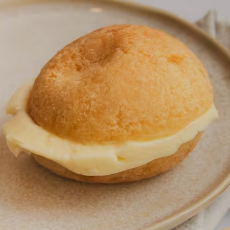 Nosso pão de queijo Dona Celina Artesanal, partido ao meio e recheado com o Original Catupiry. Uma perdição!