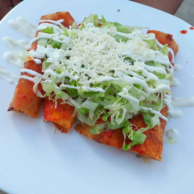 Enchiladas Rojas de Pollo + Bebida Elegir