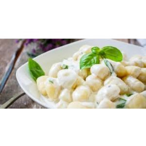 Nhoque artesanal de batatas, macio e leve, servido com um cremoso molho branco preparado com ingredientes selecionados.