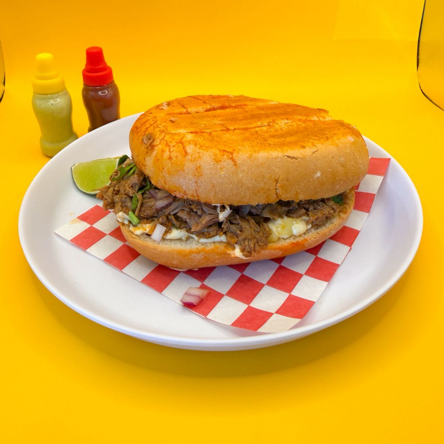 Torta de Birria con Queso 1pz