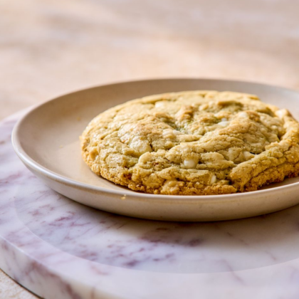 Cookie de pistache com gotas de chocolate branca e recheio de creme de pistache.