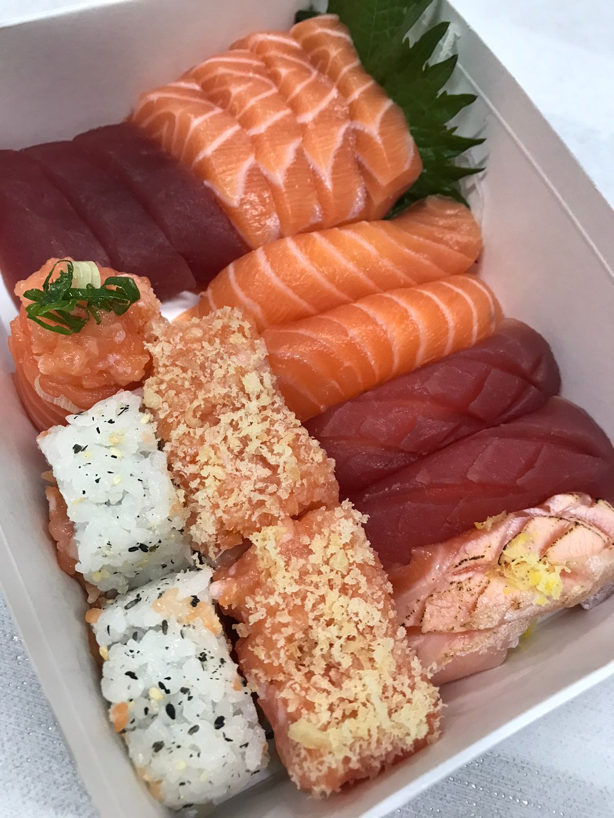 7 sashimis, 5 niguiris, 1 dyo, 4 bateras e 2 uramakis. Não realizamos troca de peças.