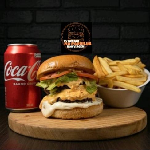 Pão Assado na Chapa, 2 Blends de 100g, Recheado de Creme América , Tomate, Alface Fresco, Cebola Caramelizada e a Nossa Maionese Artesanal + Batata Frita 200g e Coca Cola 350ml Grátis