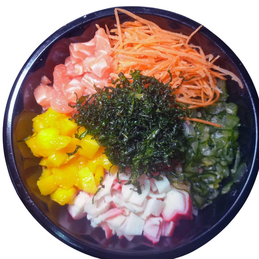 Base Arroz , Manga, Kane , Sunomono , Salmão , Cenoura , Crispe Couve , Finalizado Com Gergelim E Cebolinha