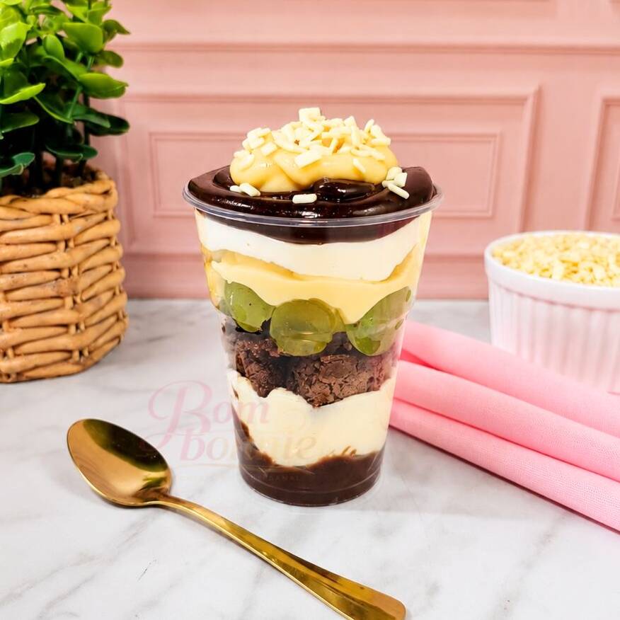 Tenha a felicidade na palma da mão com nosso irresistível Copo da Felicidade Surpresa Uva! Em um copo de aproximadamente 250g, você vai se deliciar com a combinação perfeita de mousse de Ninho, brigadeiro cremoso branco, brigadeiro de chocolate 50%, uvas frescas e brownie. Experimente essa sensação única e encante-se!
.
Serve até 1 pessoa. Peso aprox.: 250g