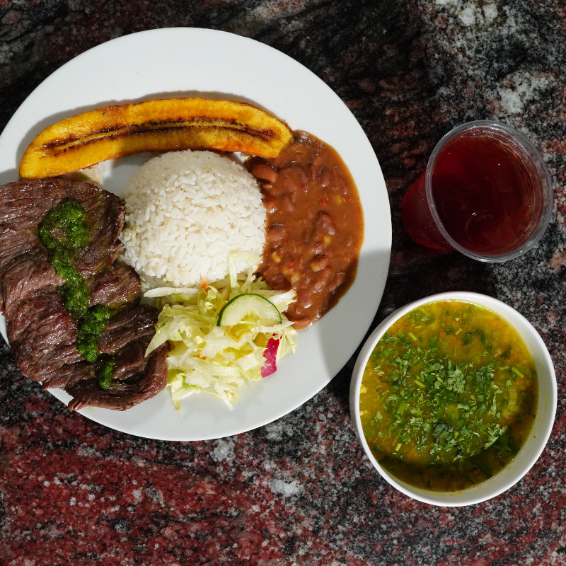 Bandeja Carne Asada +Sopa del Día +Bebida del Día