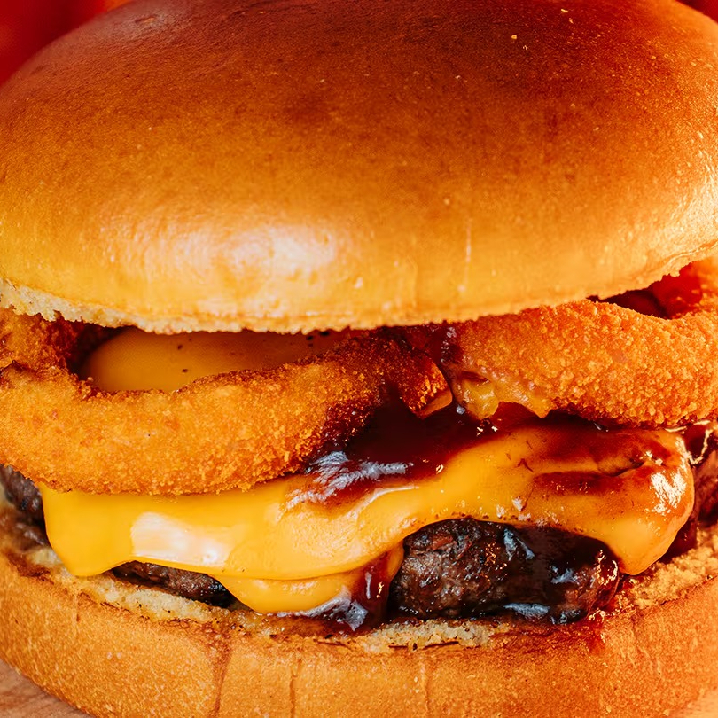 Black Onion: pão australiano, feito com hambúrguer artesanal de 150g, queijo prato derretido, cebola empanada crocante e molho barbecue, tudo no pão de brioche. Uma combinação irresistível de sabores!