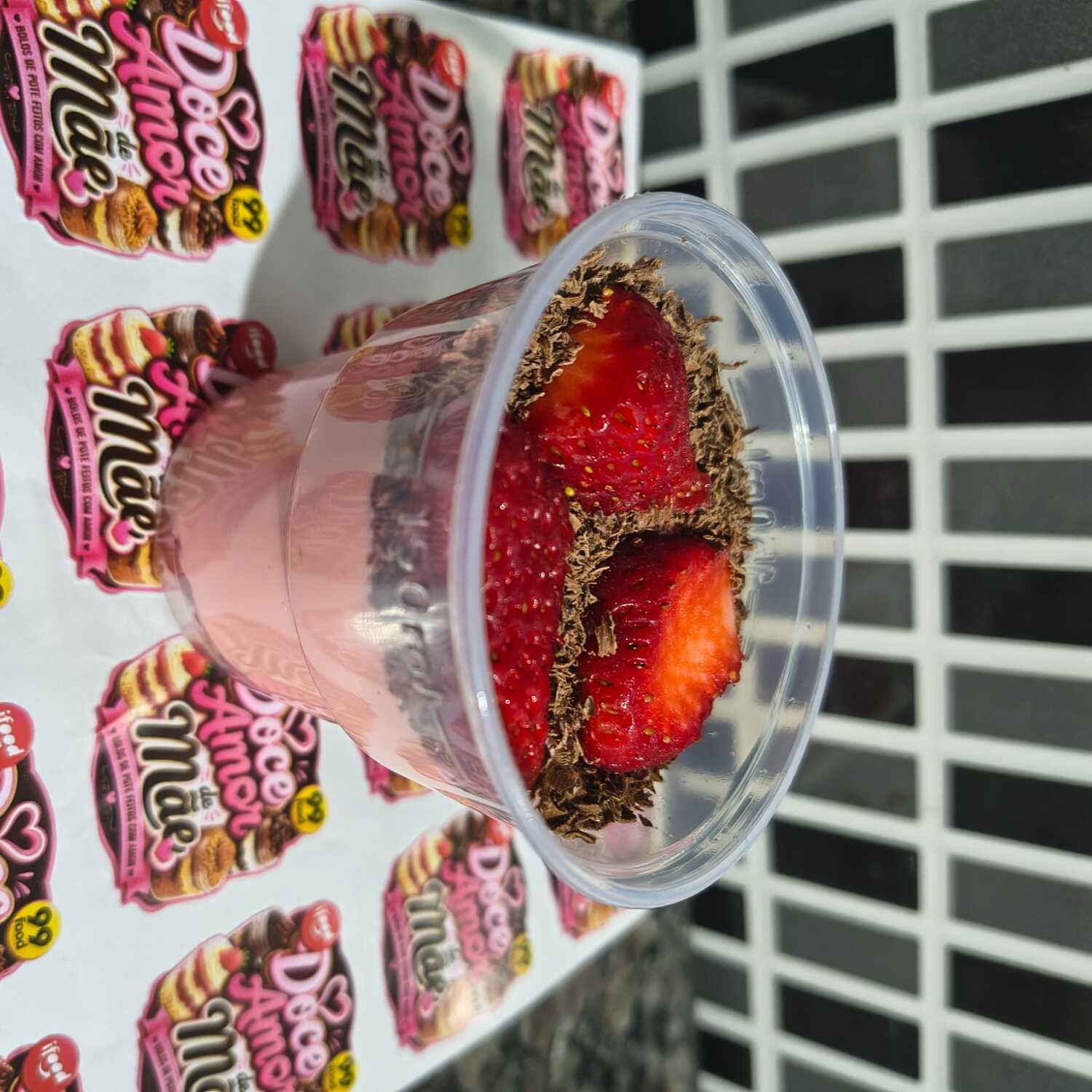 🍓 Mousse de morango super cremoso, com aquele sabor irresistível e finalizado com deliciosas raspinhas de chocolate! 🤤✨
Uma combinação perfeita para adoçar o seu dia!