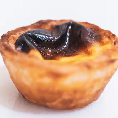 Caixa com 3 pastéis de nata.