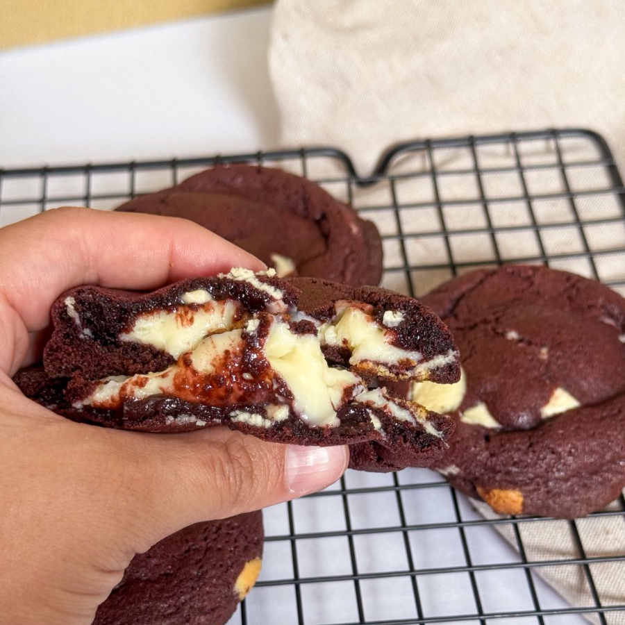 Cookie Red Velvet macio por dentro e levemente crocante por fora, feito com chocolate 50% e gotas de chocolate branco nobre, que traz o equilíbrio perfeito entre intensidade e doçura. Recheado com um delicado creme de Cream Cheese com Ninho, que combina um toque suave com uma cremosidade irresistível