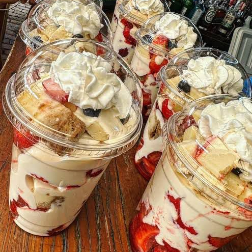 FRESAS CON CREMA Y PAY CHICAS