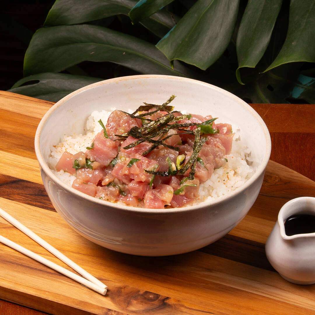 A receita tradicional havaiana! 150g de atum cru marinado na receita que trouxemos do Havaí (molho à base de óleo de gergelim e nosso tempero secreto, um toque de cebola roxa e gengibre), arroz japonês temperado (shari) com furikake. Acompanha alga nori. Não fazemos troca de itens nos pokes do chef.