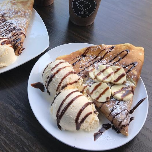 Crepa de platano, nutella y helado de vainilla.