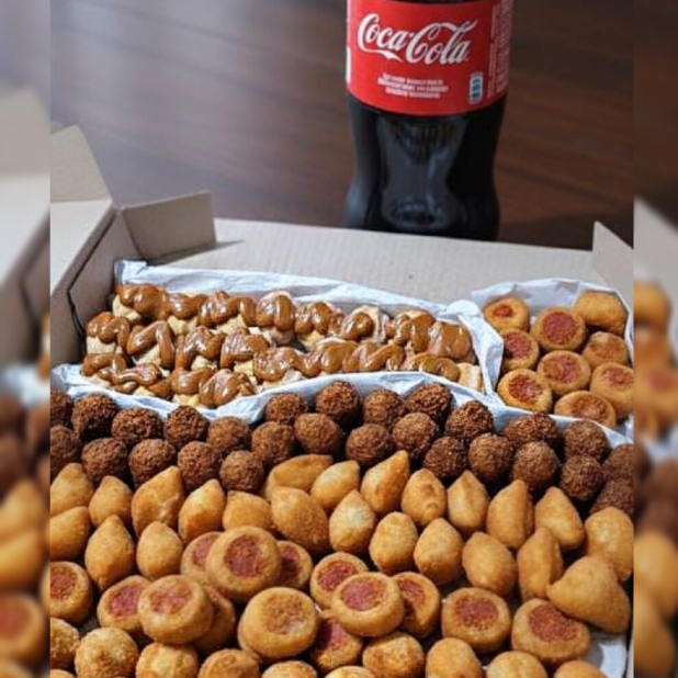 50 unidades de salgados sabores variados mais 10 deliciosos mini churros recheados e cobertos com doce de leite Nestlé mais 2l de refrigerante a sua escolha.