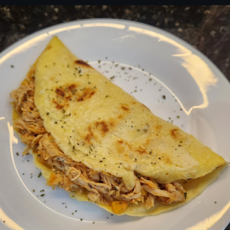 Massa a base de ovos e tapioca: recheada com frango.