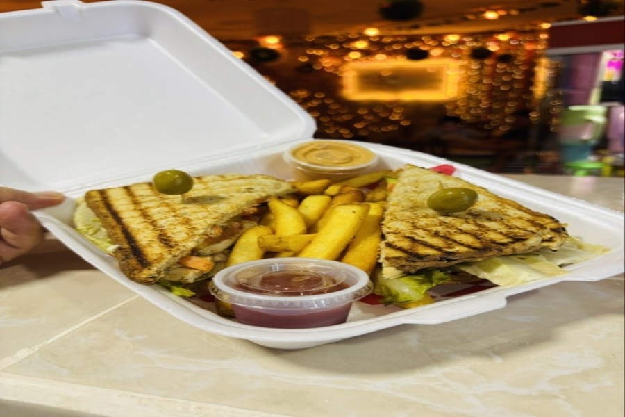 PANINI DE CARNE AHUMADA CON PAPAS FRITAS