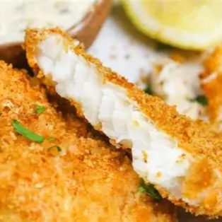 Acompanha : Arroz branco, macarrão ao molho, feijão, salada e farofa caseira.
(Coxa C/Sobrecoxa)
*Imagem ilustrativa*