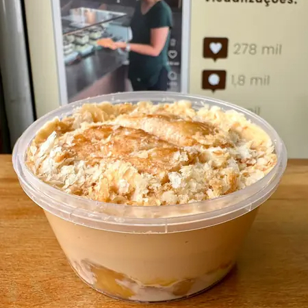 Banana caramelizada no ponto certo, creme de biscoff com mousse de doce de leite e o toque crocante do biscoito folhado. Uma combinação cremosa, delicada e irresistivelmente envolvente.