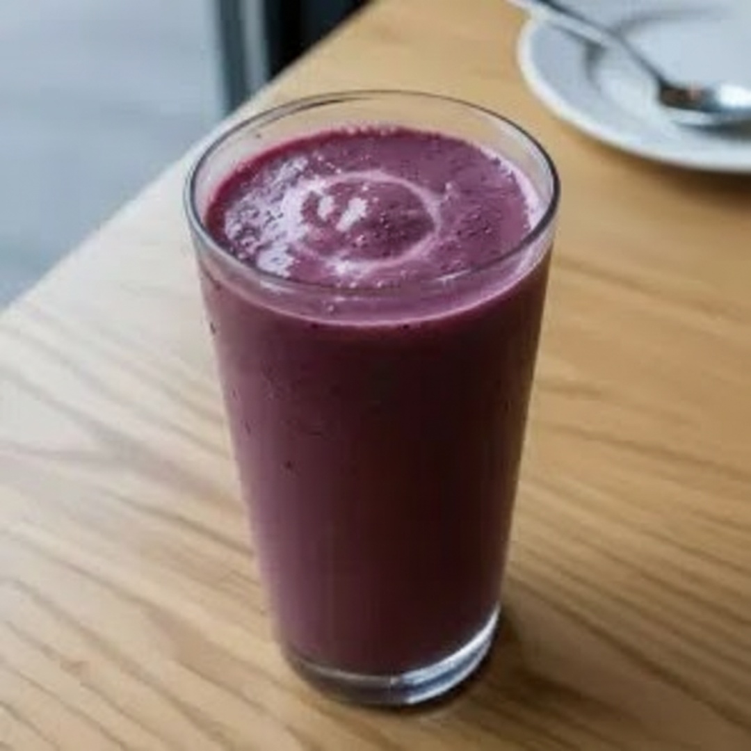 Experimente a explosão de sabores da nossa deliciosa vitamina de açaí! Preparada com o melhor açaí, leite condensado cremoso e leite em pó banana e granola para uma textura irresistível, essa bebida é a combinação perfeita de nutrição e prazer. Para um toque crocante e extra de sabor, adicionamos granola e banana fresquinha. Disponível na garrafinha, é a opção perfeita para levar a qualquer lugar: um lanche saudável e saboroso que vai energizar seu Dia! Venha saborear essa delícia e descubra o verdadeiro gosto de Neves #Açai #wmlanchonete #lanches #cremedeaçai #vitaminas #salgados #cafedamanha #cafedatrade #lancherápido