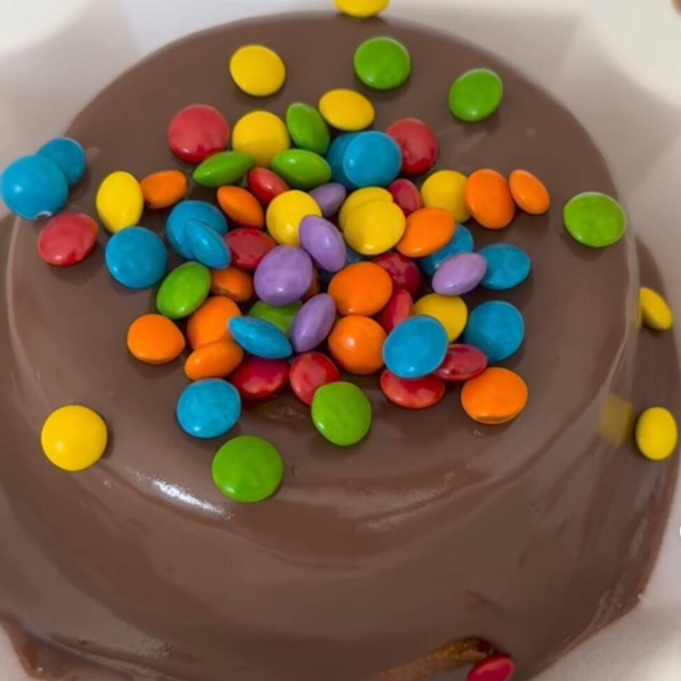 Muito chocolate, cobertura super cremosa e aquele toque divertido dos confetis coloridos que deixa tudo ainda mais irresistível 🤤🌈
Um mini vulcão perfeito para adoçar seu dia, com sabor intenso de chocolate e muita gostosura em cada colherada! 💖🔥