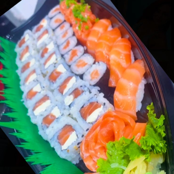 16 uramaki Filadélfia 8 Hossomaki de salmão 4 Joe 4 Niguiri de salmão 5 Sashimi Acompanhamentos 5- Sashe de shoyo 1 - Hashi 1- Nozuki 1 porção de Gengibre 30gr e Wassabi 30gr