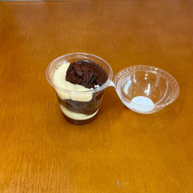 Copo de casadinho (brigadeiro preto e brigadeiro branco) com pedaços de brownie