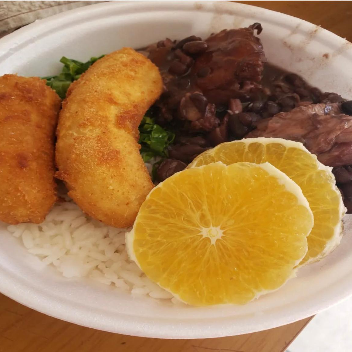 Uma refeição deliciosa e prática, tudo junto em uma marmita só: ️ Arroz, feijoada, couve refogada, banana à milanesa e laranja fatiada. Acompanha separadamente: vinagrete fresquinho e farofa especial da casa!